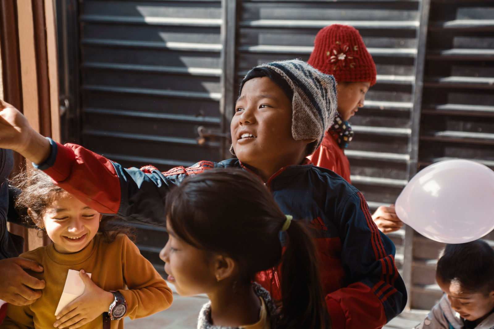 niños participan voluntariado tailandia