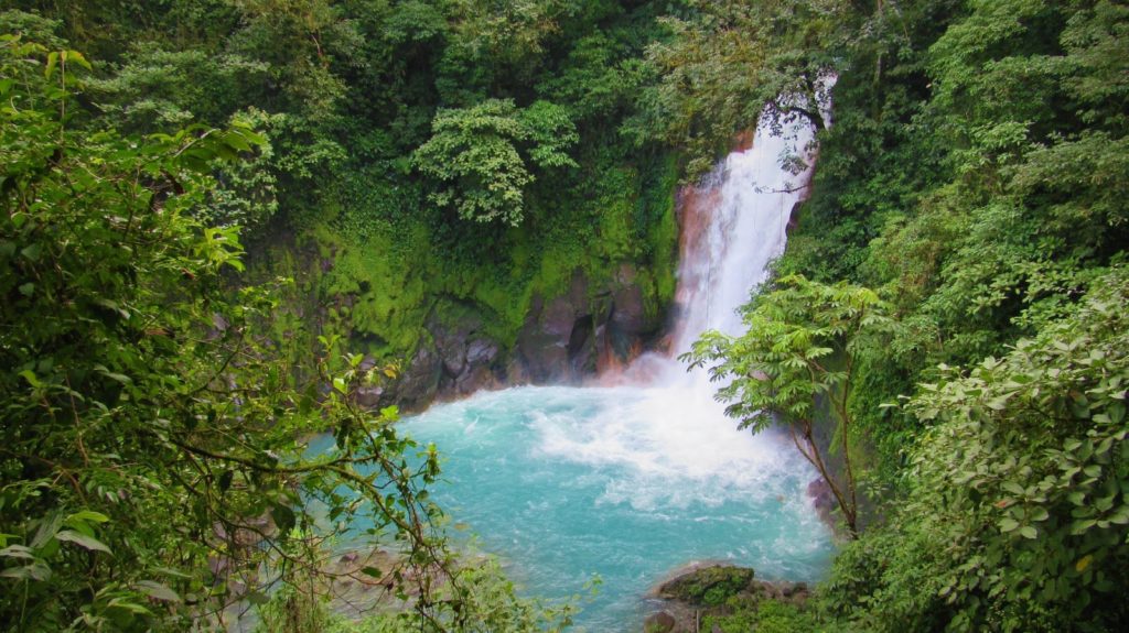 costa rica rio celeste cascada